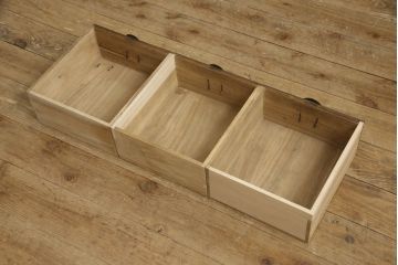 戸棚を綺麗に再生!左右側面・天板・背面を新規製作。内部に棚板と仕切りを追加。ワントーン程落ち着いた色に着色。