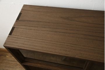 戸棚を綺麗に再生!左右側面・天板・背面を新規製作。内部に棚板と仕切りを追加。ワントーン程落ち着いた色に着色。