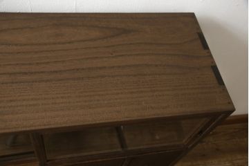 戸棚を綺麗に再生!左右側面・天板・背面を新規製作。内部に棚板と仕切りを追加。ワントーン程落ち着いた色に着色。