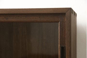 戸棚を綺麗に再生!左右側面・天板・背面を新規製作。内部に棚板と仕切りを追加。ワントーン程落ち着いた色に着色。