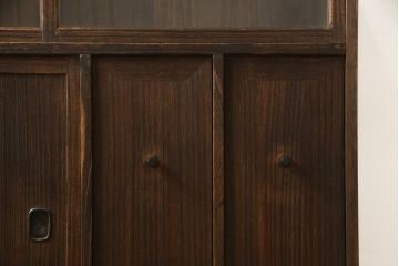 戸棚を綺麗に再生!左右側面・天板・背面を新規製作。内部に棚板と仕切りを追加。ワントーン程落ち着いた色に着色。