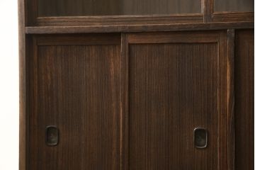 戸棚を綺麗に再生!左右側面・天板・背面を新規製作。内部に棚板と仕切りを追加。ワントーン程落ち着いた色に着色。