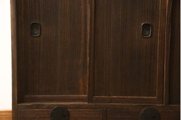 戸棚を綺麗に再生!左右側面・天板・背面を新規製作。内部に棚板と仕切りを追加。ワントーン程落ち着いた色に着色。