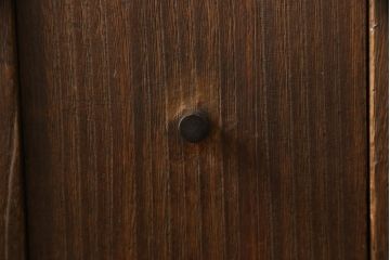 戸棚を綺麗に再生!左右側面・天板・背面を新規製作。内部に棚板と仕切りを追加。ワントーン程落ち着いた色に着色。