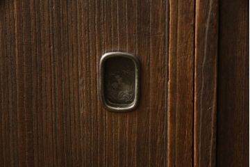 戸棚を綺麗に再生!左右側面・天板・背面を新規製作。内部に棚板と仕切りを追加。ワントーン程落ち着いた色に着色。