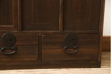 戸棚を綺麗に再生!左右側面・天板・背面を新規製作。内部に棚板と仕切りを追加。ワントーン程落ち着いた色に着色。