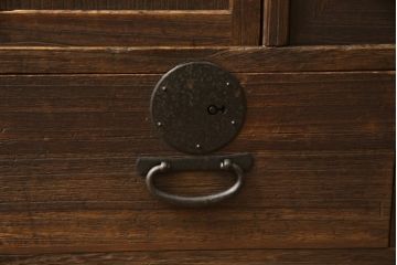 戸棚を綺麗に再生!左右側面・天板・背面を新規製作。内部に棚板と仕切りを追加。ワントーン程落ち着いた色に着色。