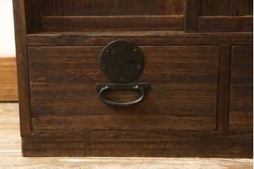 戸棚を綺麗に再生!左右側面・天板・背面を新規製作。内部に棚板と仕切りを追加。ワントーン程落ち着いた色に着色。