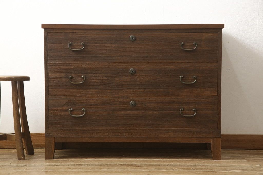 2段重ね桐箪笥を2つのローボードへリメイク!それぞれ高品質リペアを施し、天板と脚を取り付け。どちらもオーク系のステイン仕上げ。