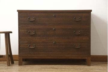 2段重ね桐箪笥を2つのローボードへリメイク!それぞれ高品質リペアを施し、天板と脚を取り付け。どちらもオーク系のステイン仕上げ。