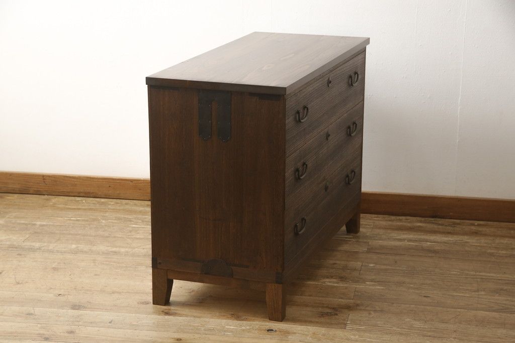 2段重ね桐箪笥を2つのローボードへリメイク!それぞれ高品質リペアを施し、天板と脚を取り付け。どちらもオーク系のステイン仕上げ。