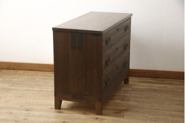 2段重ね桐箪笥を2つのローボードへリメイク!それぞれ高品質リペアを施し、天板と脚を取り付け。どちらもオーク系のステイン仕上げ。