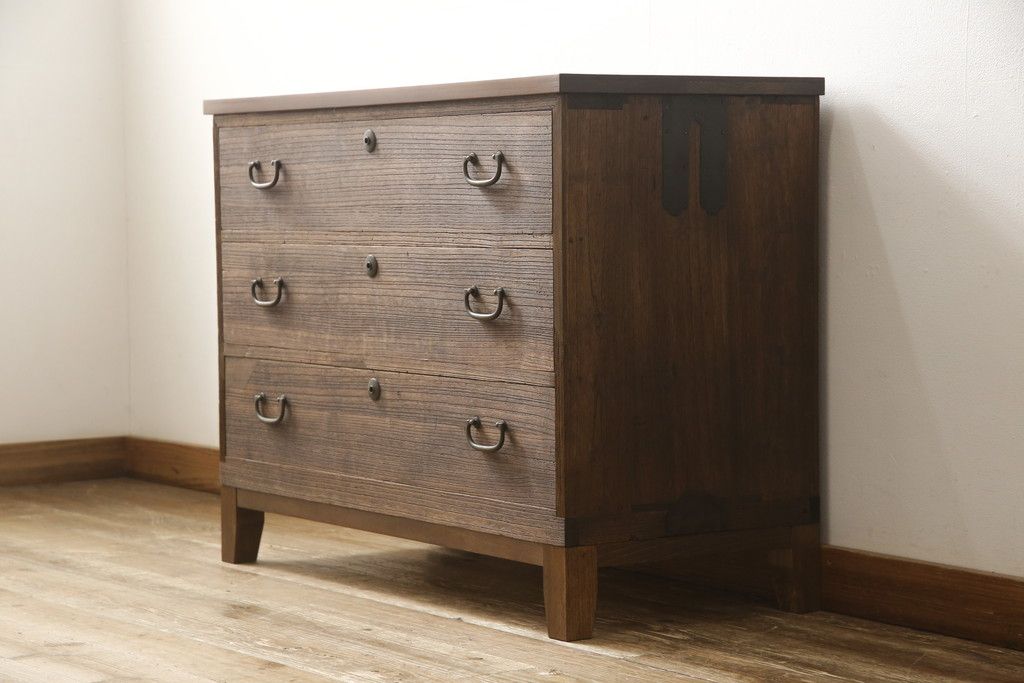 2段重ね桐箪笥を2つのローボードへリメイク!それぞれ高品質リペアを施し、天板と脚を取り付け。どちらもオーク系のステイン仕上げ。