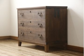 2段重ね桐箪笥を2つのローボードへリメイク!それぞれ高品質リペアを施し、天板と脚を取り付け。どちらもオーク系のステイン仕上げ。