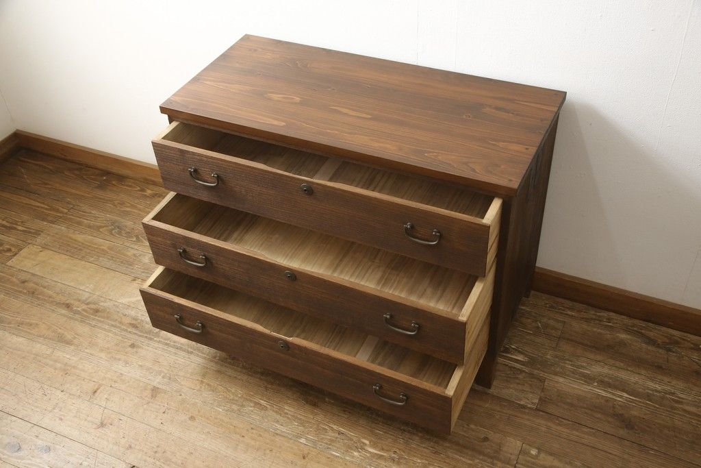 2段重ね桐箪笥を2つのローボードへリメイク!それぞれ高品質リペアを施し、天板と脚を取り付け。どちらもオーク系のステイン仕上げ。