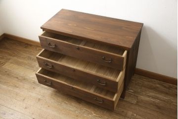 2段重ね桐箪笥を2つのローボードへリメイク!それぞれ高品質リペアを施し、天板と脚を取り付け。どちらもオーク系のステイン仕上げ。