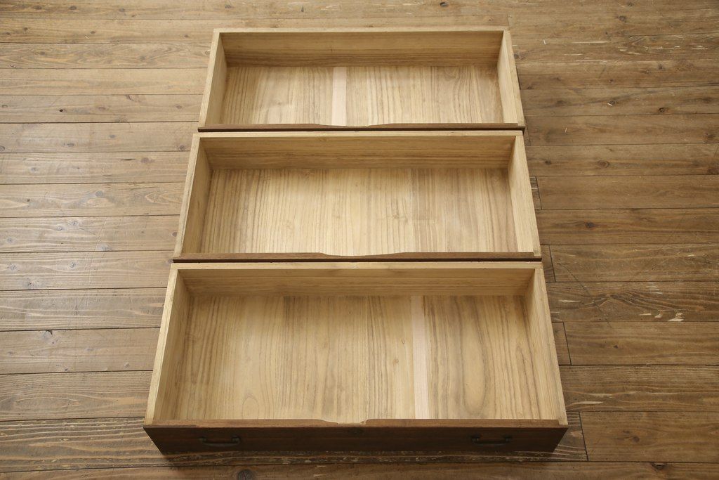 2段重ね桐箪笥を2つのローボードへリメイク!それぞれ高品質リペアを施し、天板と脚を取り付け。どちらもオーク系のステイン仕上げ。