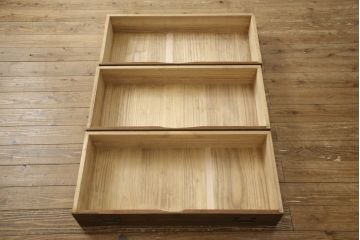 2段重ね桐箪笥を2つのローボードへリメイク!それぞれ高品質リペアを施し、天板と脚を取り付け。どちらもオーク系のステイン仕上げ。