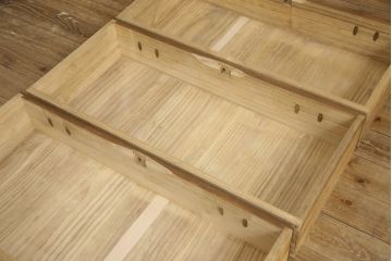 2段重ね桐箪笥を2つのローボードへリメイク!それぞれ高品質リペアを施し、天板と脚を取り付け。どちらもオーク系のステイン仕上げ。