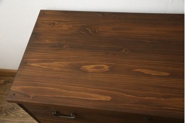 2段重ね桐箪笥を2つのローボードへリメイク!それぞれ高品質リペアを施し、天板と脚を取り付け。どちらもオーク系のステイン仕上げ。