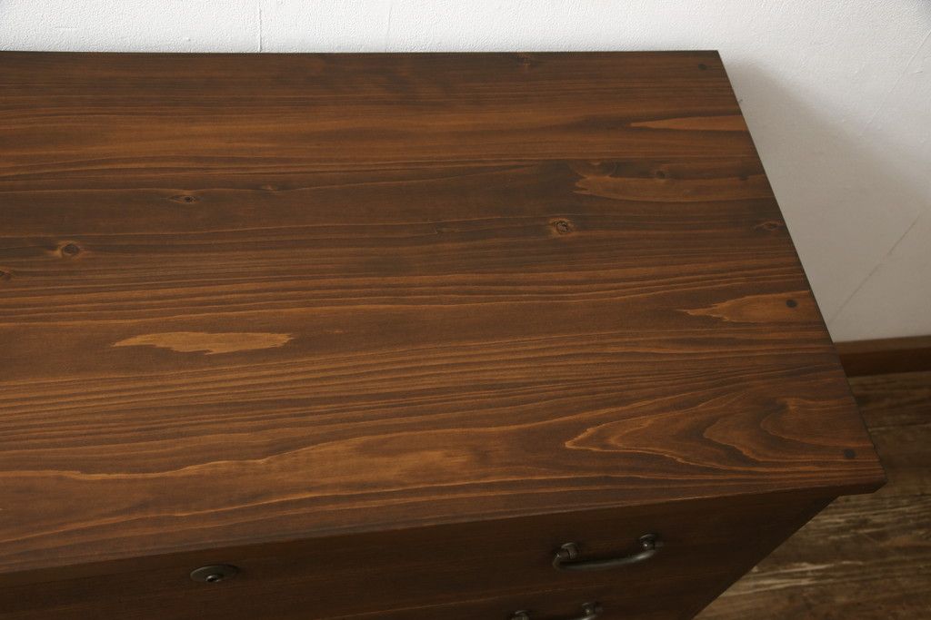 2段重ね桐箪笥を2つのローボードへリメイク!それぞれ高品質リペアを施し、天板と脚を取り付け。どちらもオーク系のステイン仕上げ。