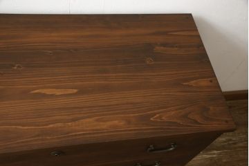 2段重ね桐箪笥を2つのローボードへリメイク!それぞれ高品質リペアを施し、天板と脚を取り付け。どちらもオーク系のステイン仕上げ。