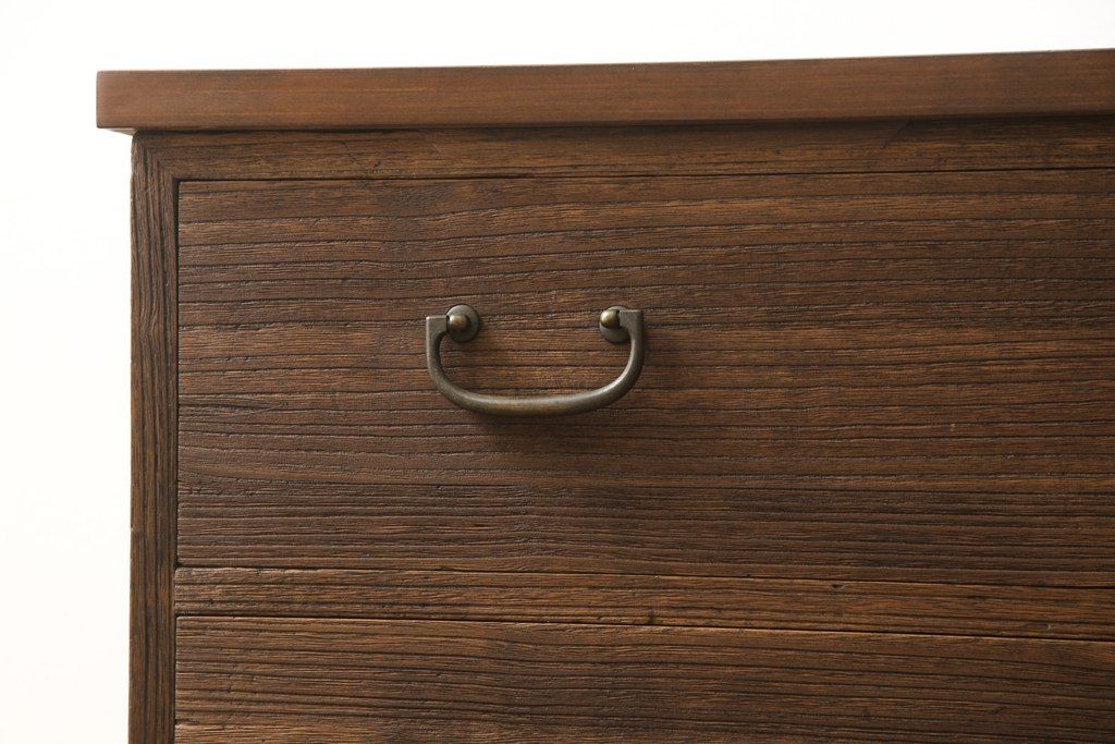 2段重ね桐箪笥を2つのローボードへリメイク!それぞれ高品質リペアを施し、天板と脚を取り付け。どちらもオーク系のステイン仕上げ。