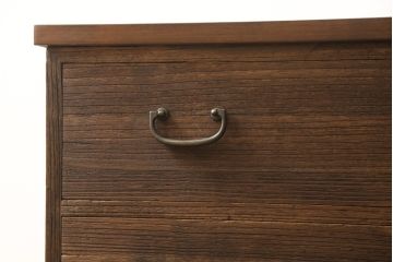 2段重ね桐箪笥を2つのローボードへリメイク!それぞれ高品質リペアを施し、天板と脚を取り付け。どちらもオーク系のステイン仕上げ。