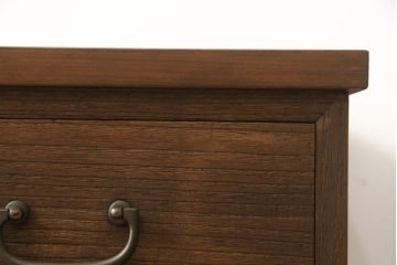 2段重ね桐箪笥を2つのローボードへリメイク!それぞれ高品質リペアを施し、天板と脚を取り付け。どちらもオーク系のステイン仕上げ。