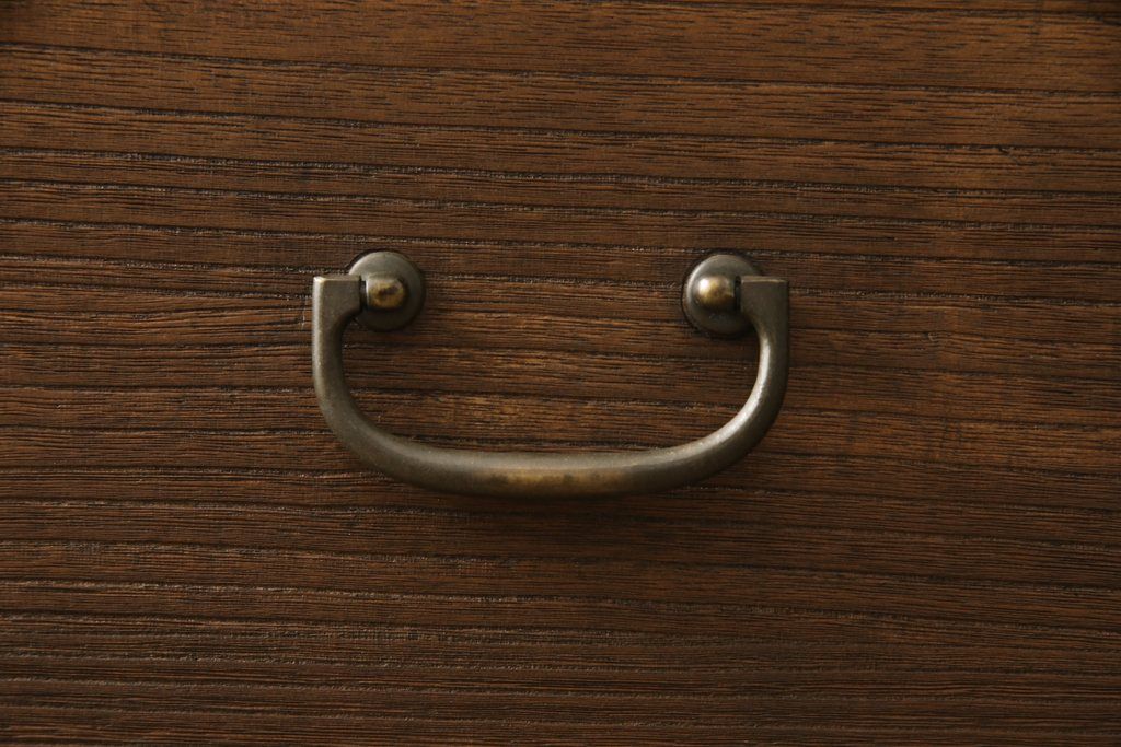 2段重ね桐箪笥を2つのローボードへリメイク!それぞれ高品質リペアを施し、天板と脚を取り付け。どちらもオーク系のステイン仕上げ。