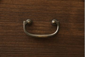 2段重ね桐箪笥を2つのローボードへリメイク!それぞれ高品質リペアを施し、天板と脚を取り付け。どちらもオーク系のステイン仕上げ。