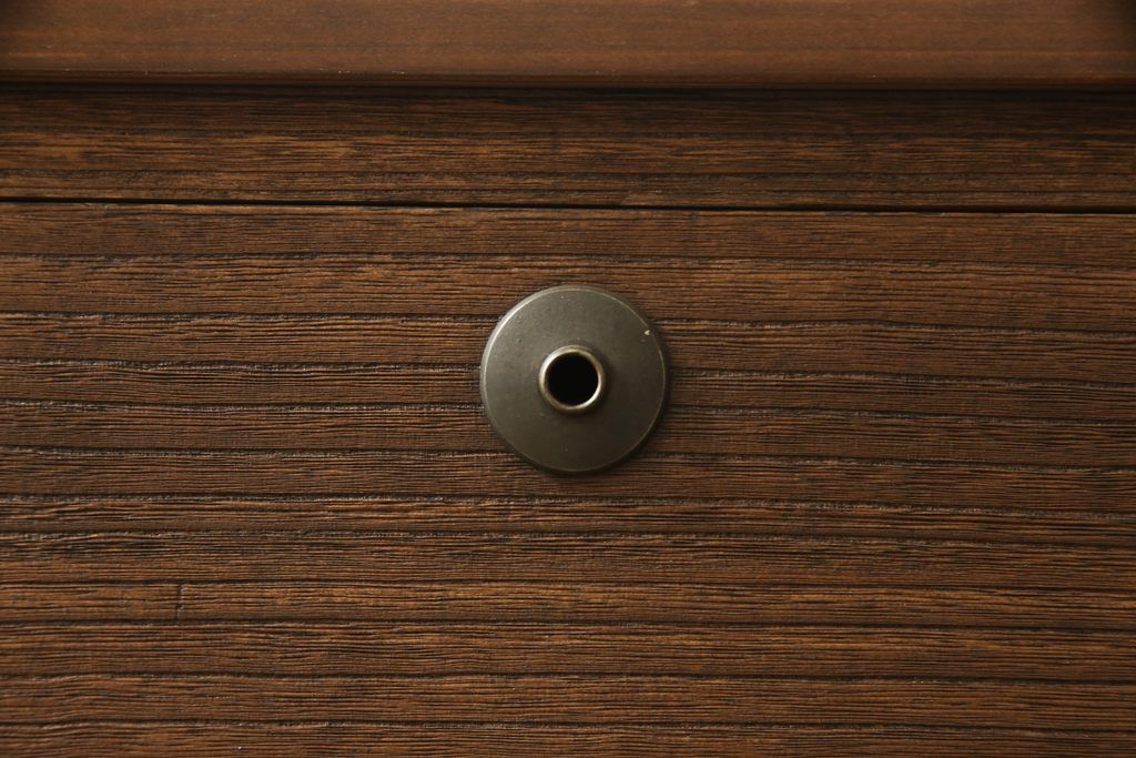 2段重ね桐箪笥を2つのローボードへリメイク!それぞれ高品質リペアを施し、天板と脚を取り付け。どちらもオーク系のステイン仕上げ。