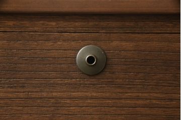 2段重ね桐箪笥を2つのローボードへリメイク!それぞれ高品質リペアを施し、天板と脚を取り付け。どちらもオーク系のステイン仕上げ。