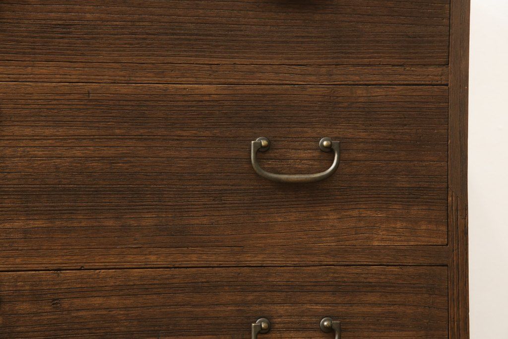 2段重ね桐箪笥を2つのローボードへリメイク!それぞれ高品質リペアを施し、天板と脚を取り付け。どちらもオーク系のステイン仕上げ。