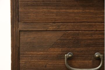 2段重ね桐箪笥を2つのローボードへリメイク!それぞれ高品質リペアを施し、天板と脚を取り付け。どちらもオーク系のステイン仕上げ。