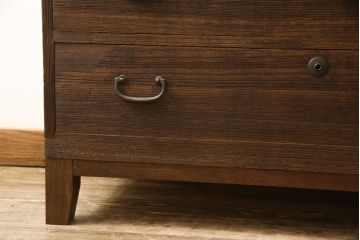 2段重ね桐箪笥を2つのローボードへリメイク!それぞれ高品質リペアを施し、天板と脚を取り付け。どちらもオーク系のステイン仕上げ。