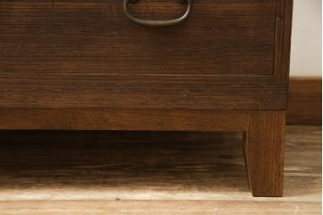 2段重ね桐箪笥を2つのローボードへリメイク!それぞれ高品質リペアを施し、天板と脚を取り付け。どちらもオーク系のステイン仕上げ。