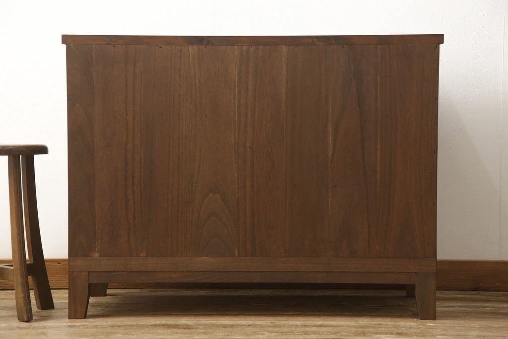 2段重ね桐箪笥を2つのローボードへリメイク!それぞれ高品質リペアを施し、天板と脚を取り付け。どちらもオーク系のステイン仕上げ。