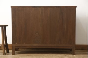 2段重ね桐箪笥を2つのローボードへリメイク!それぞれ高品質リペアを施し、天板と脚を取り付け。どちらもオーク系のステイン仕上げ。