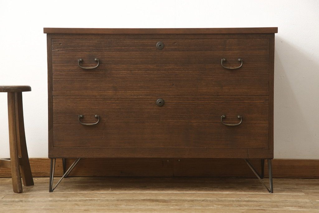 2段重ね桐箪笥を2つのローボードへリメイク!それぞれ高品質リペアを施し、天板と脚を取り付け。どちらもオーク系のステイン仕上げ。