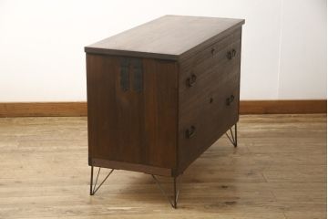 2段重ね桐箪笥を2つのローボードへリメイク!それぞれ高品質リペアを施し、天板と脚を取り付け。どちらもオーク系のステイン仕上げ。