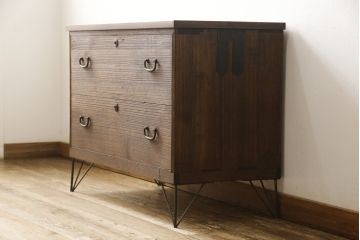 2段重ね桐箪笥を2つのローボードへリメイク!それぞれ高品質リペアを施し、天板と脚を取り付け。どちらもオーク系のステイン仕上げ。