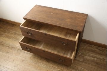 2段重ね桐箪笥を2つのローボードへリメイク!それぞれ高品質リペアを施し、天板と脚を取り付け。どちらもオーク系のステイン仕上げ。