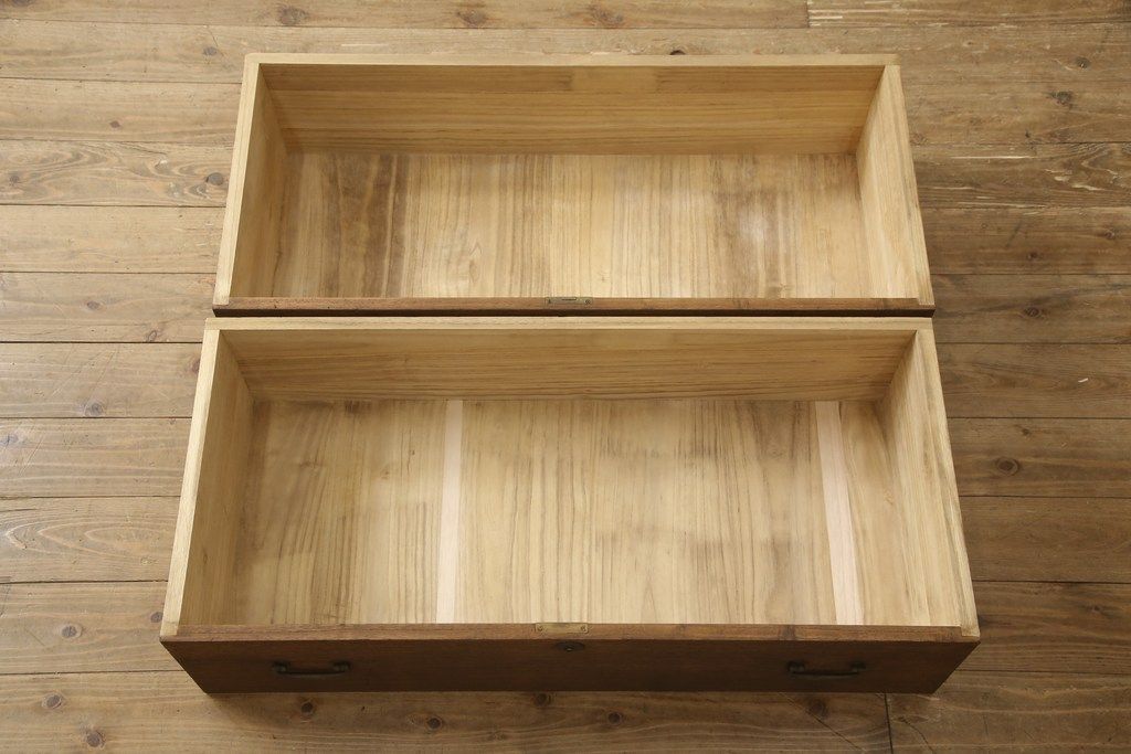 2段重ね桐箪笥を2つのローボードへリメイク!それぞれ高品質リペアを施し、天板と脚を取り付け。どちらもオーク系のステイン仕上げ。