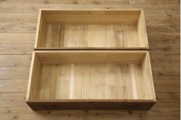 2段重ね桐箪笥を2つのローボードへリメイク!それぞれ高品質リペアを施し、天板と脚を取り付け。どちらもオーク系のステイン仕上げ。