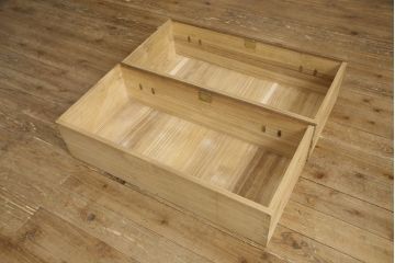 2段重ね桐箪笥を2つのローボードへリメイク!それぞれ高品質リペアを施し、天板と脚を取り付け。どちらもオーク系のステイン仕上げ。