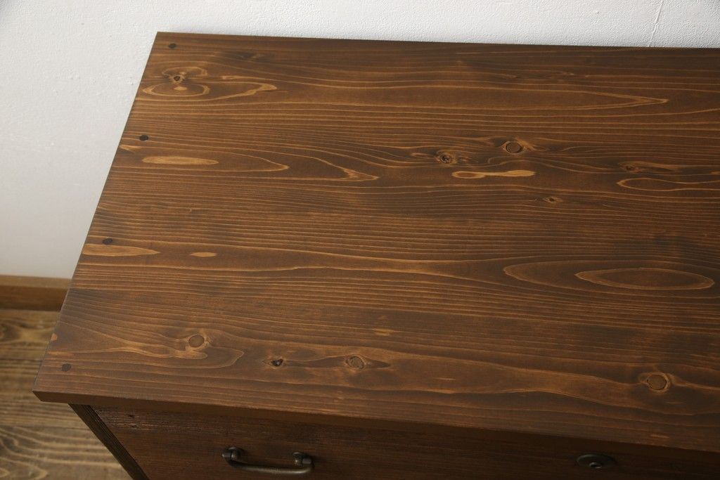 2段重ね桐箪笥を2つのローボードへリメイク!それぞれ高品質リペアを施し、天板と脚を取り付け。どちらもオーク系のステイン仕上げ。