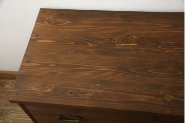 2段重ね桐箪笥を2つのローボードへリメイク!それぞれ高品質リペアを施し、天板と脚を取り付け。どちらもオーク系のステイン仕上げ。