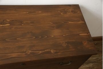 2段重ね桐箪笥を2つのローボードへリメイク!それぞれ高品質リペアを施し、天板と脚を取り付け。どちらもオーク系のステイン仕上げ。