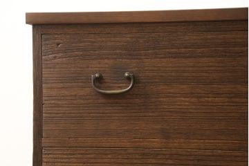 2段重ね桐箪笥を2つのローボードへリメイク!それぞれ高品質リペアを施し、天板と脚を取り付け。どちらもオーク系のステイン仕上げ。